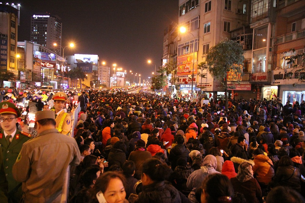 Ai ai cũng mong cầu, thậm chí sẵn sàng đứng cách xa cả cây số để bày tỏ tấm lòng thành kính