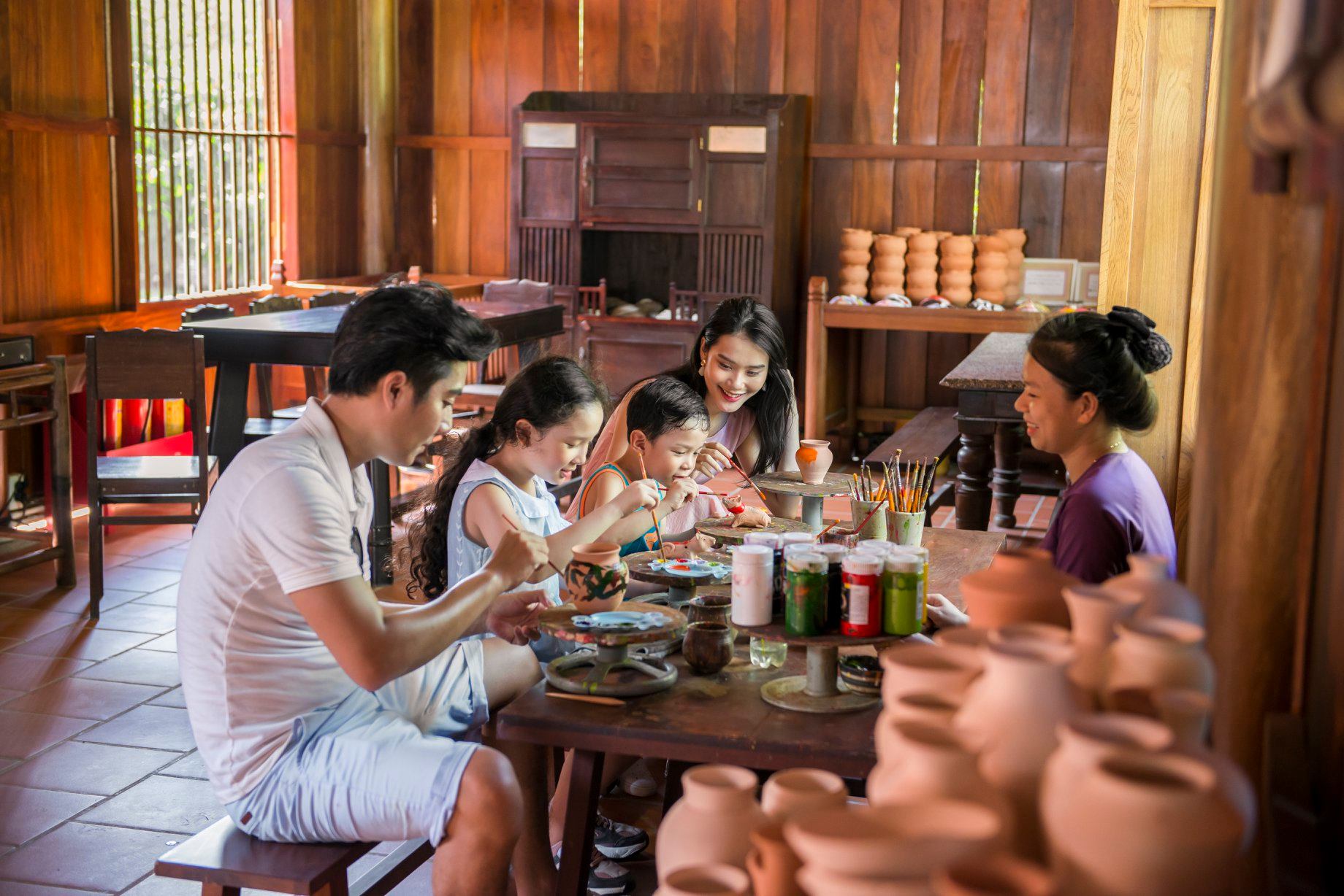 Khám phá văn hóa Việt Nam thông qua các làng nghề truyền thống tại VinWonders Nam Hội An
