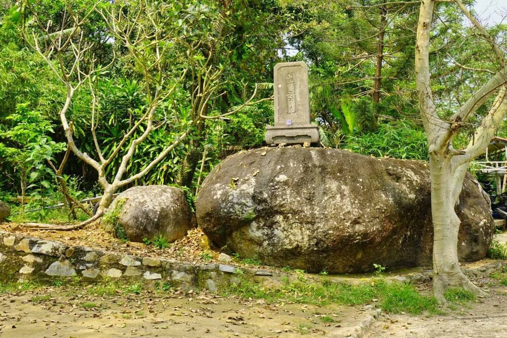 Bia đá trước cổng chùa Thánh Duyên huyện Phú Lộc