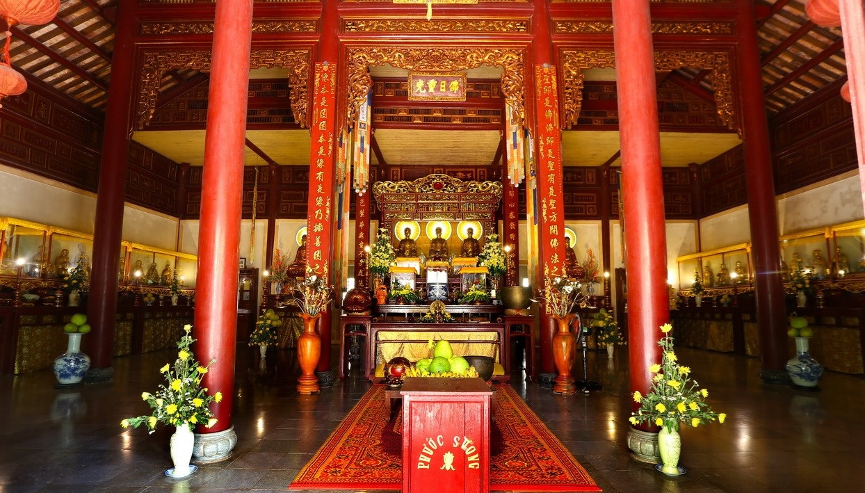 Khu vực chính điện chùa Thánh Duyên thờ Phật cùng nhiều vị thần, thánh hiền 