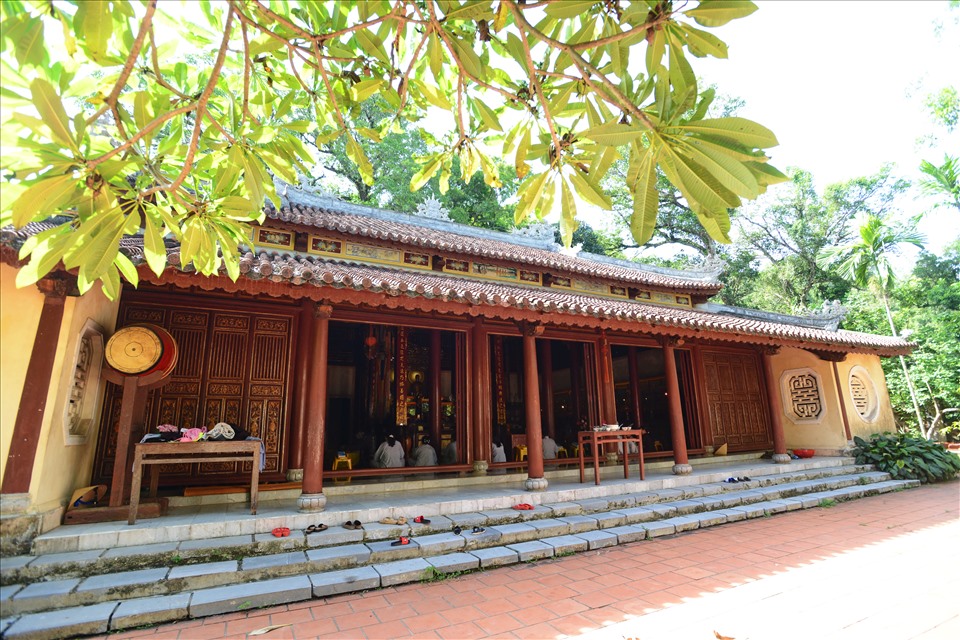 Bạn nên mặc những trang phục gọn gàng, lịch sự, kín đáo khi viếng thăm chùa Thánh Duyên 
