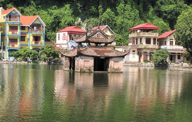 Chùa Thầy Chùa Thầy nằm dưới chân núi Sài Sơn