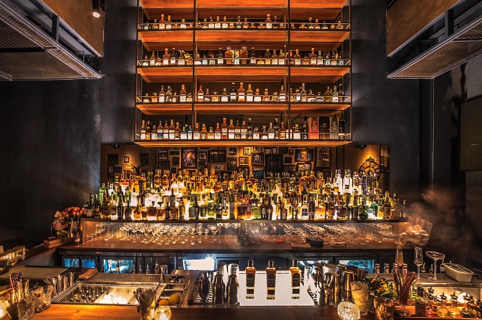 Cocktail bars in Hanoi The space full of artistic elements