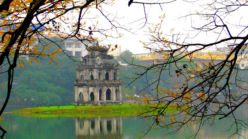 Cocktail bars in Hanoi The picturesque scenery at Hoan Kiem Lake