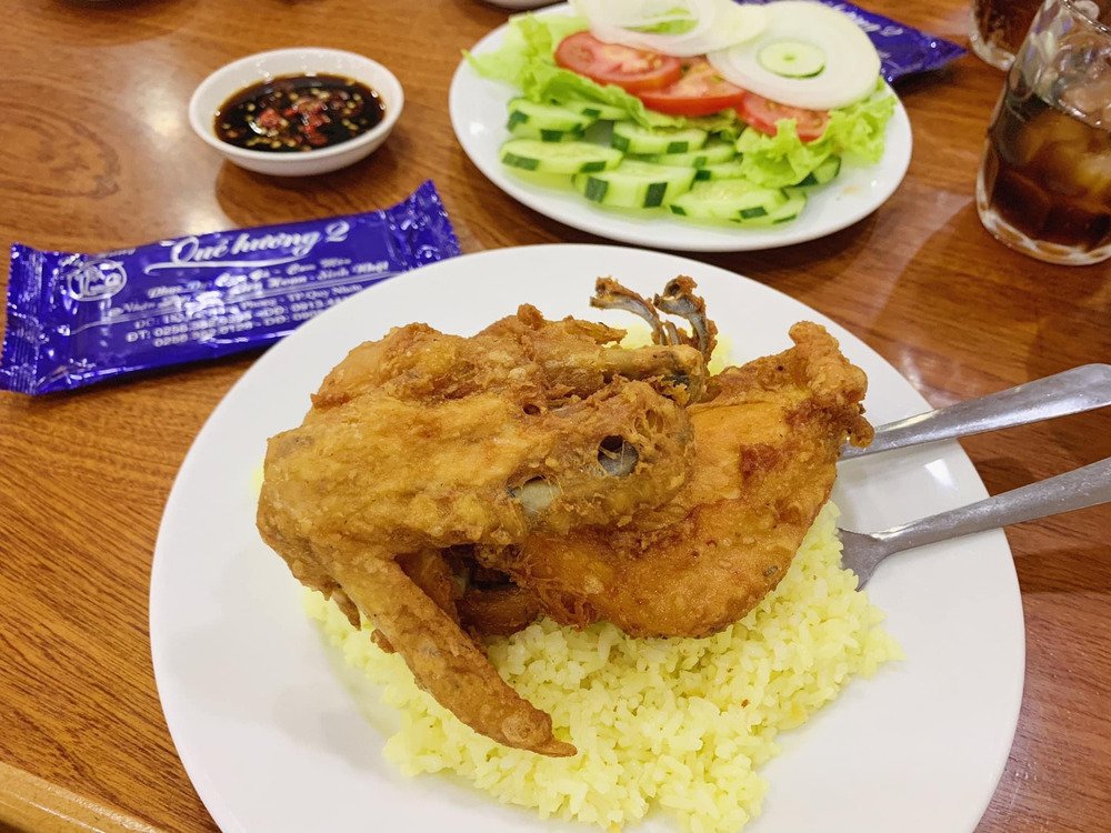 Miếng gà to, giòn tại quán cơm gà Quê Hương