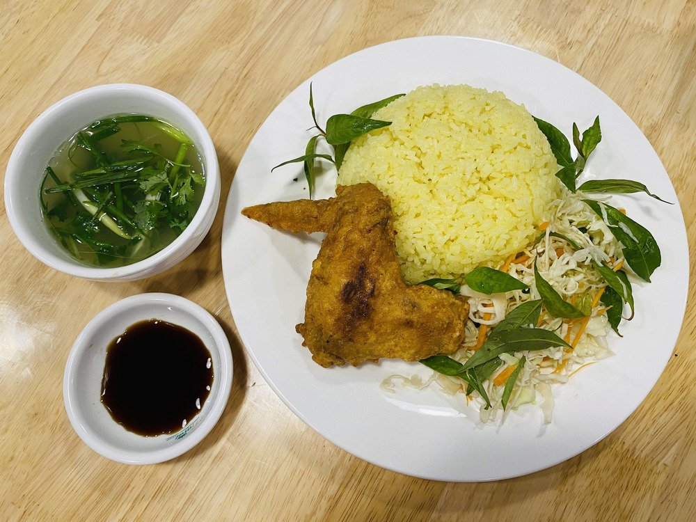 Cơm gà Quy Nhơn ăn kèm nước tương và canh đậm đà