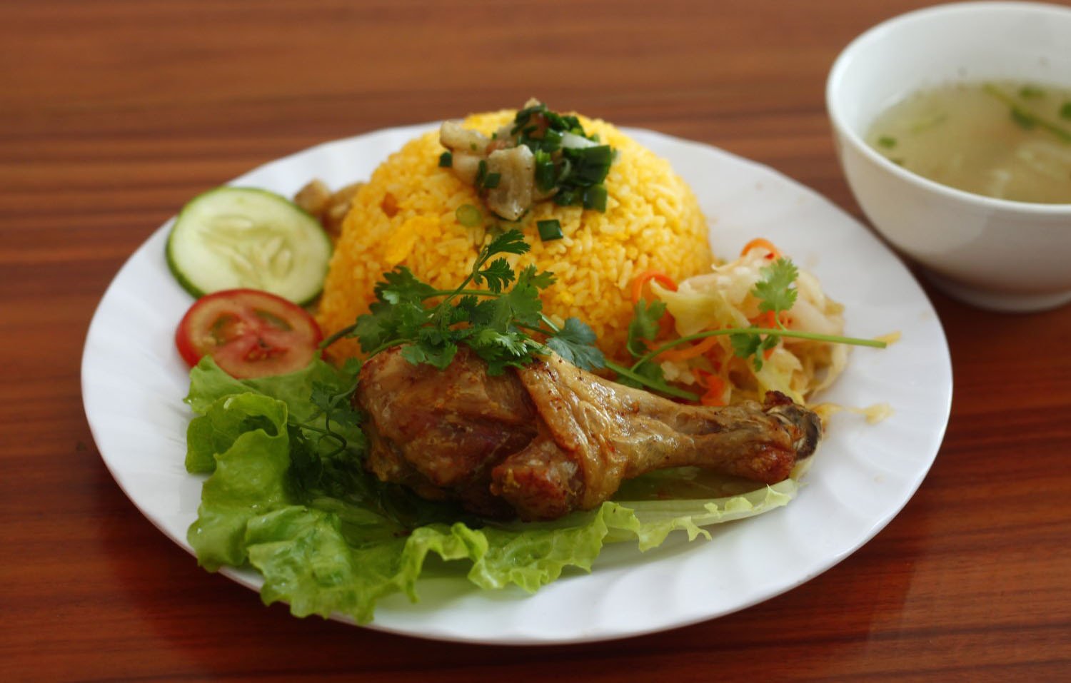 Cơm gà Quy Nhơn xối mỡ màu sắc cực bắt mắt, ngon miệng