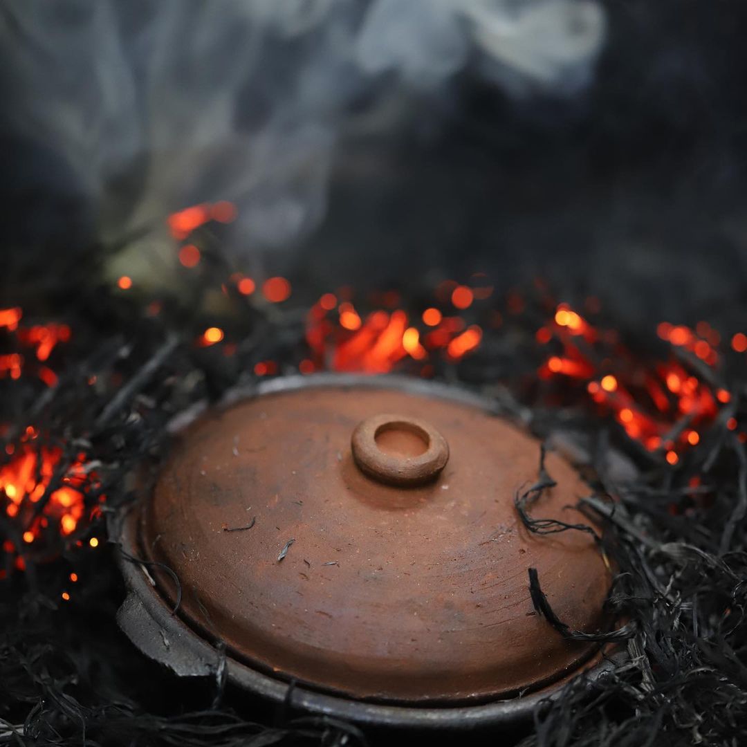 Sự cầu kỳ trong cách nấu cơm muối xứ Huế