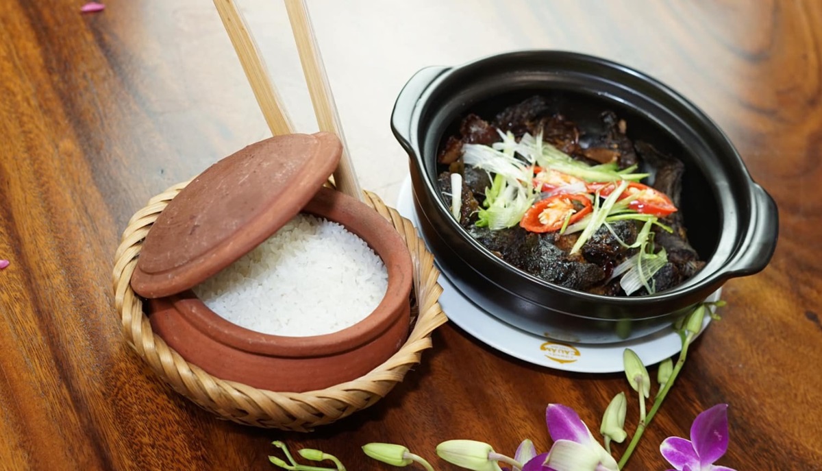 Phong cách nhẹ nhàng và ấm cúng trong bữa ăn tại nhà hàng Cơm Niêu Cậu Ấm