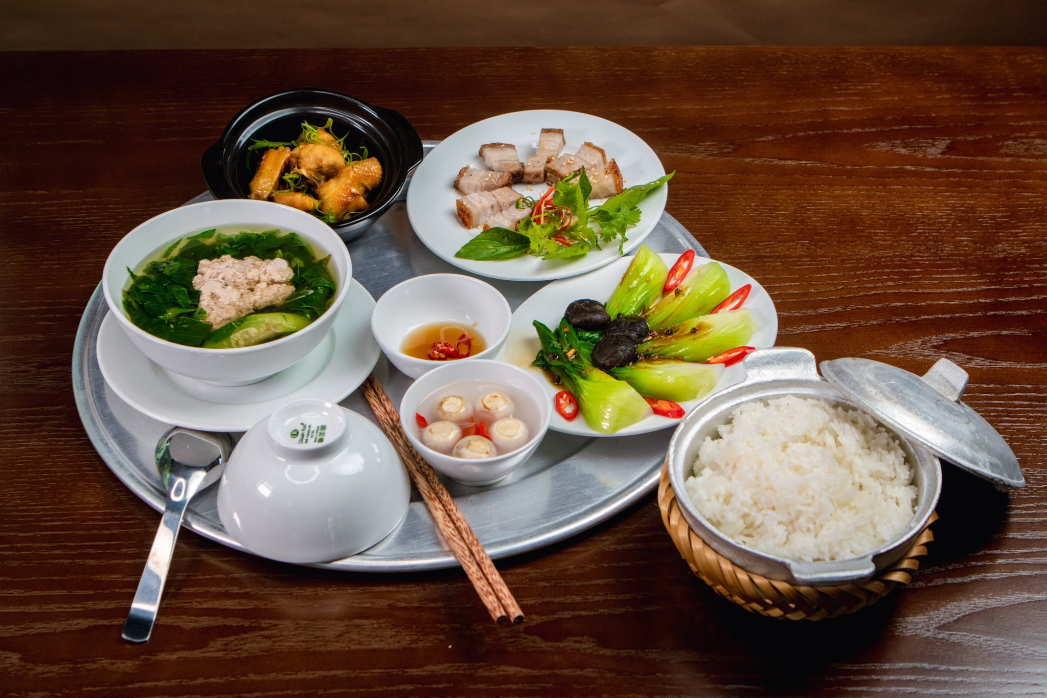 Các món ăn ngon miệng và trang trí đẹp mắt tại quán Cơm Nhà 1982