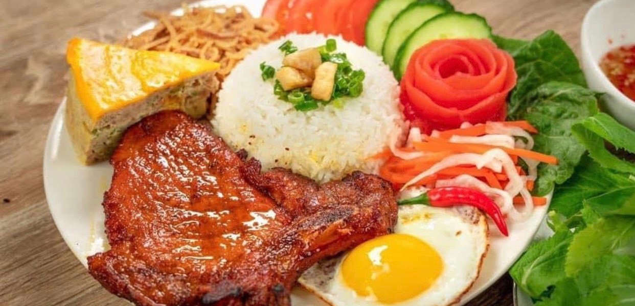 Tiệm 16 Cơm Tấm Sài Gòn với đĩa cơm ngon và chất lượng