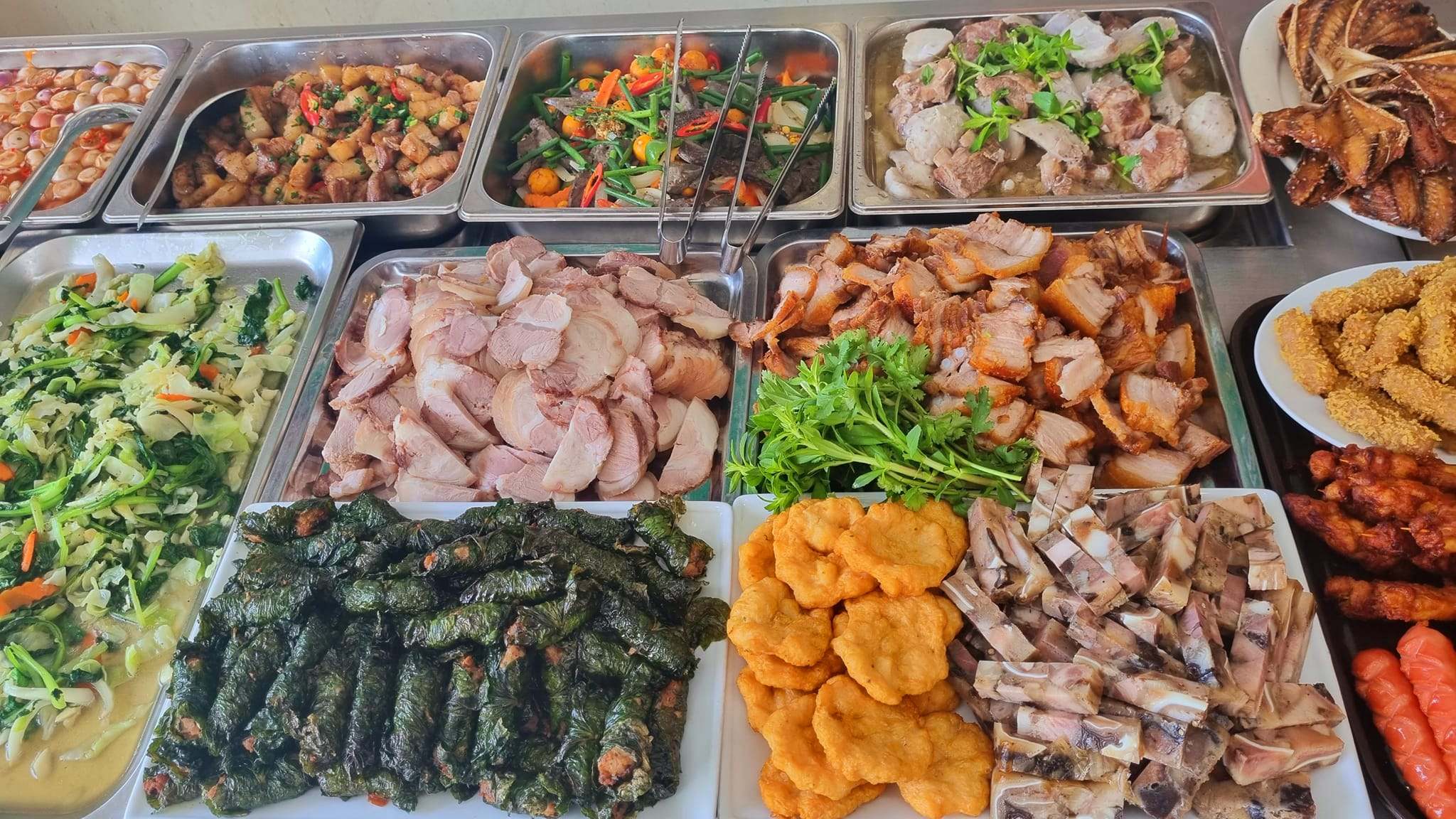 Quầy đồ ăn lúc nào cũng đầy ắp các món ăn