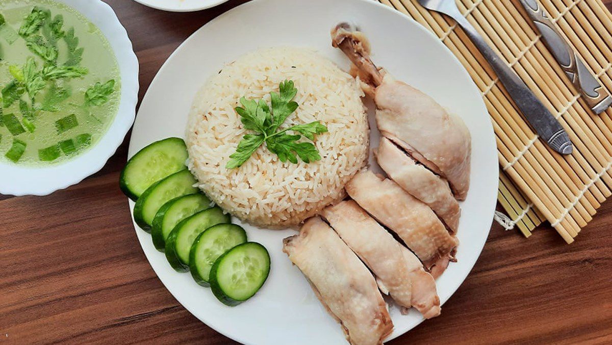 Các bày trí đẹp mắt trên đĩa của cơm gà Song Đức