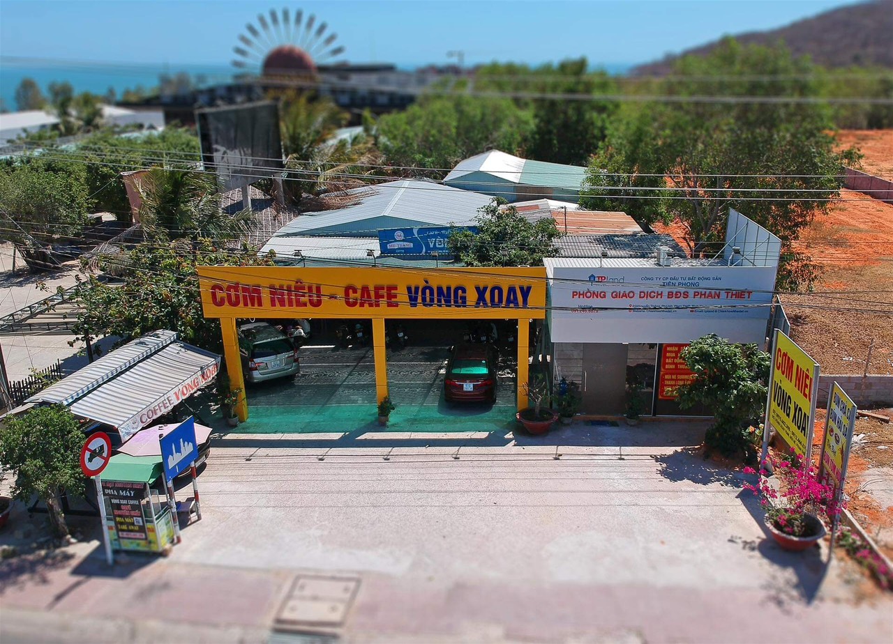Không lừa lọc quán cơm trắng niêu Vòng Xoay thông thoáng