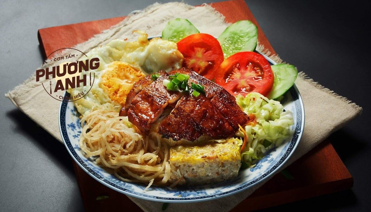 Cơm tấm Hà Nội Đĩa cơm tấm thơm ngon và đẹp mắt mang đậm hương vị Sài Gòn xưa tại quán Phương Anh