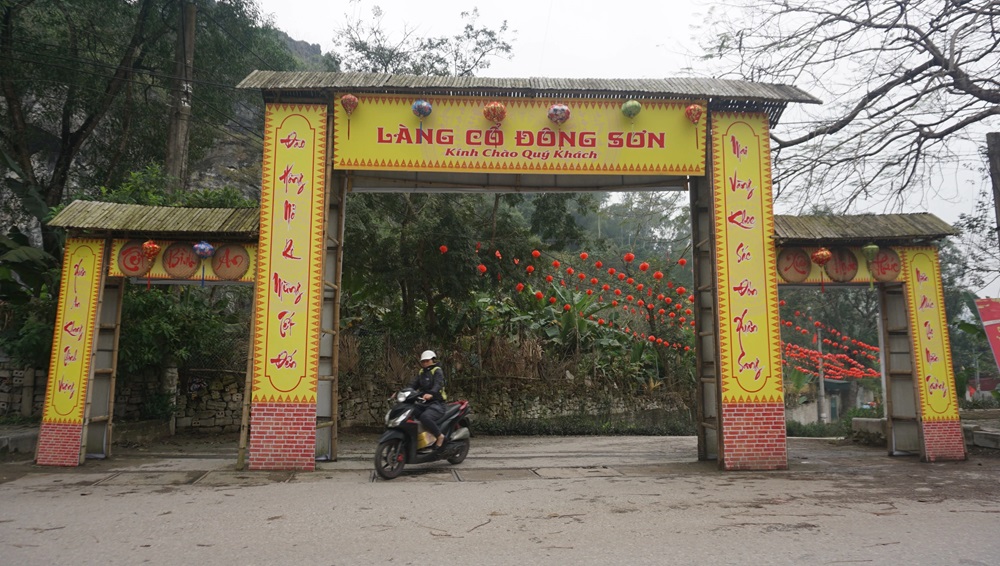 Cổng chào làng cổ Đông Sơn