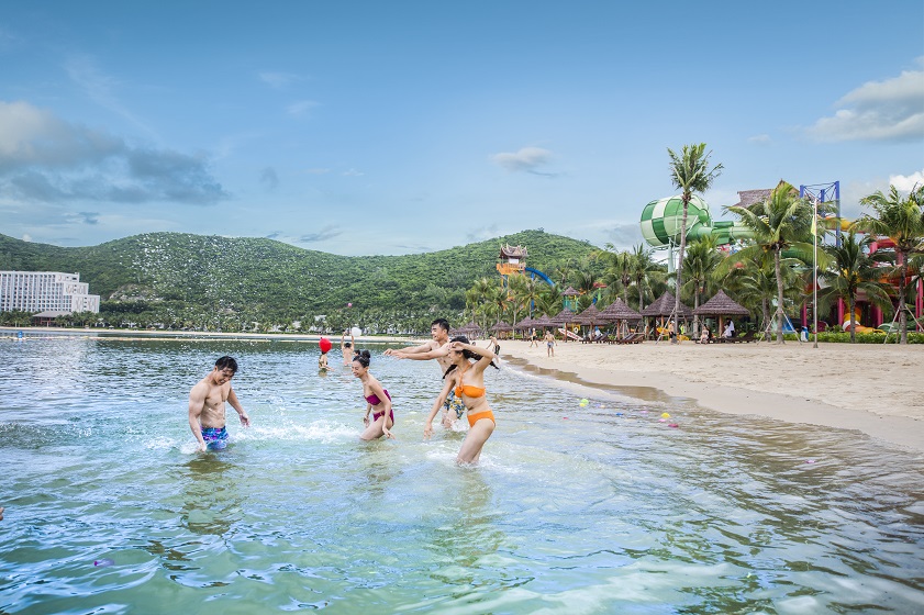 Du lịch biển Nha Trang luôn hấp dẫn khách tham quan 