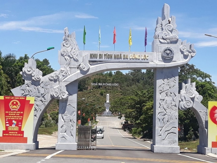 Cổng vào di tích Ngã ba Đồng Lộc