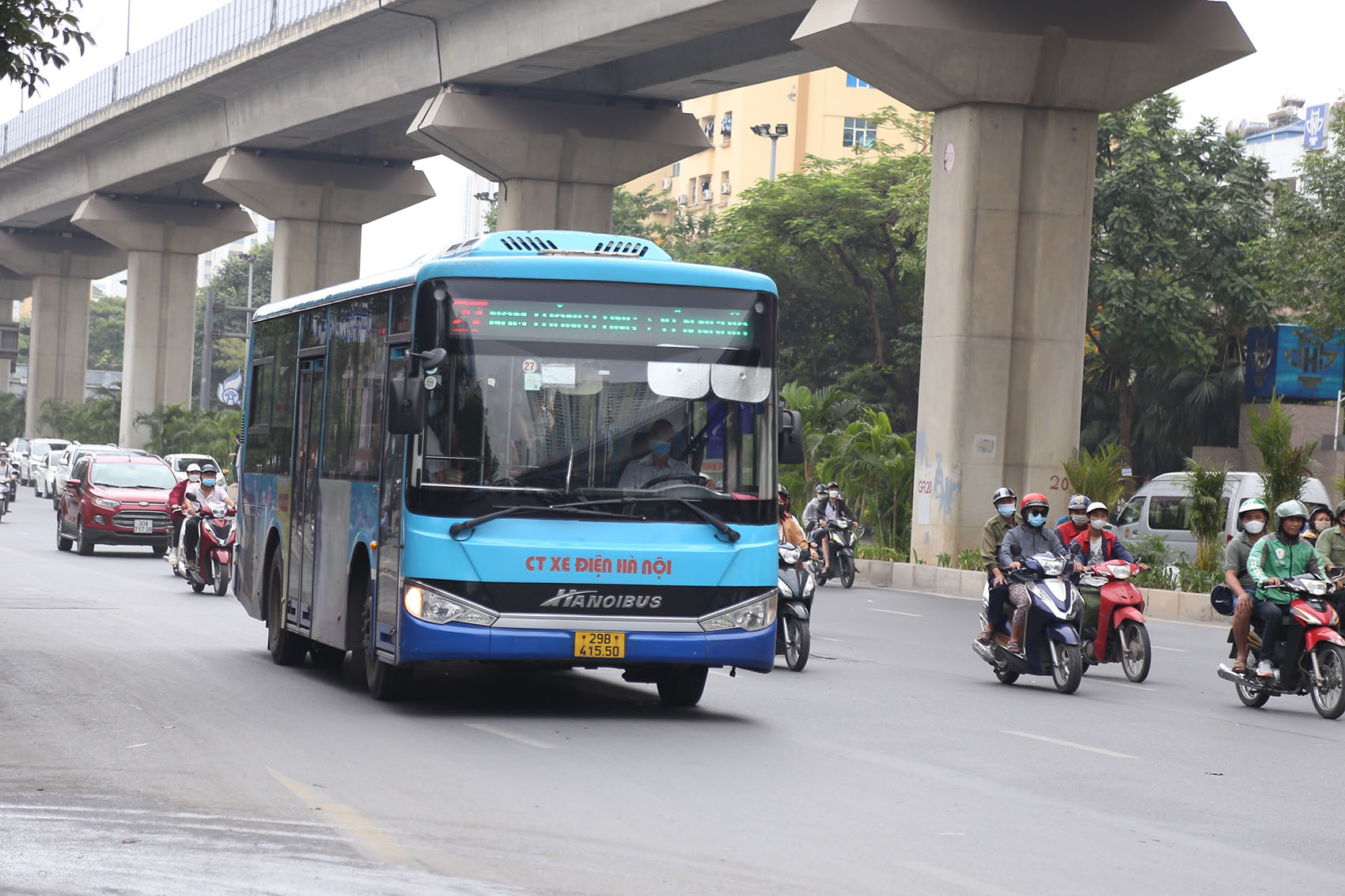 Công viên Hòa Bình Xe bus là phương tiện được nhiều người lựa chọn để di chuyển tới công viên