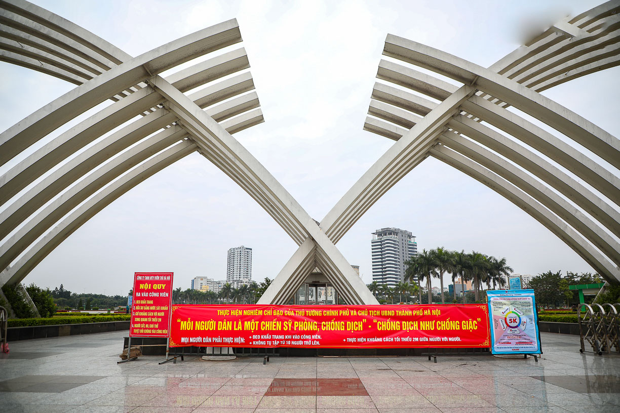 Công viên Hòa Bình Cổng chính công viên mô phỏng hình dáng con Hạc đang sải cánh