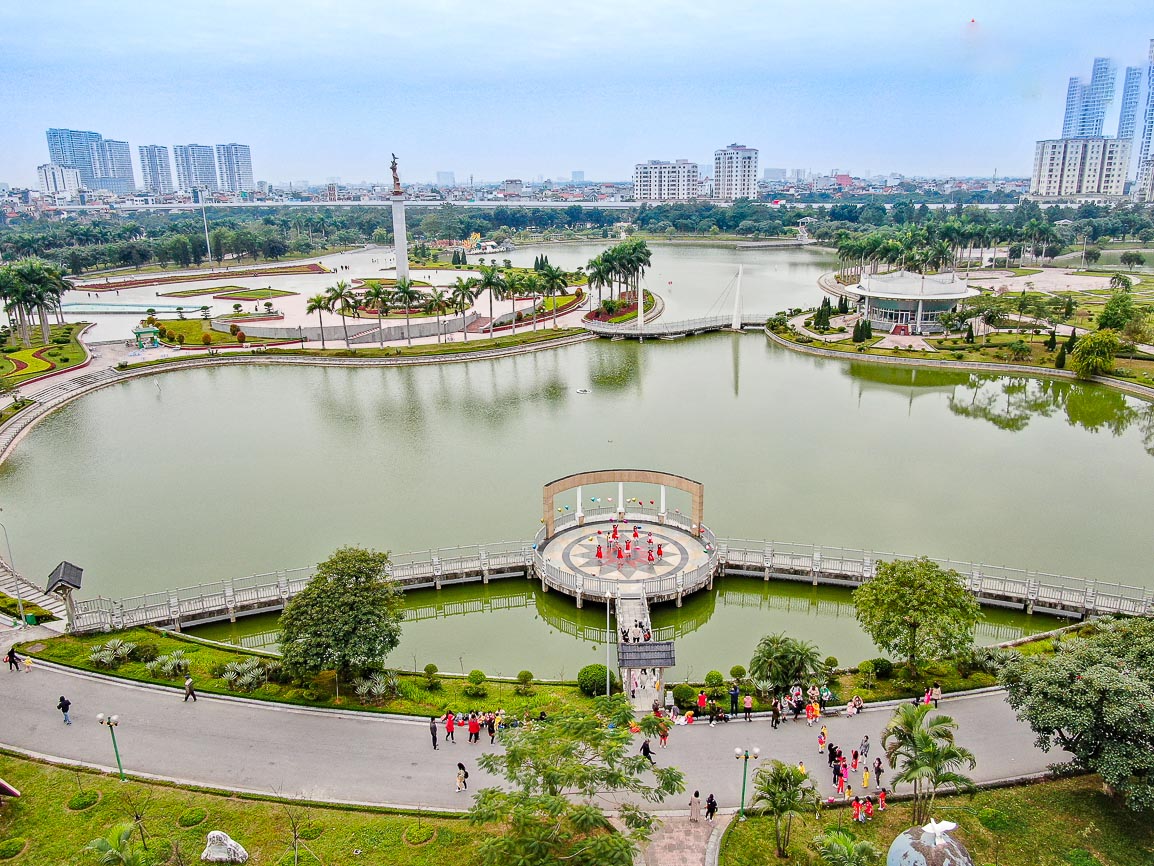 Công viên Hòa Bình Công viên có nhiều công trình phụ trợ và tiểu cảnh