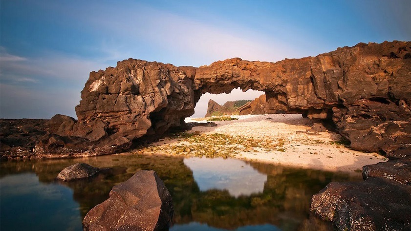 cổng Tò Vò Lý Sơn Cổng Tò Vò thuộc huyện đảo Lý Sơn, tỉnh Quảng Ngãi