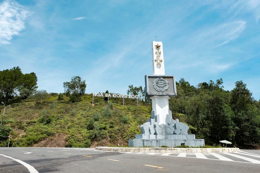 Cột biểu tượng Ngã ba Đồng Lộc