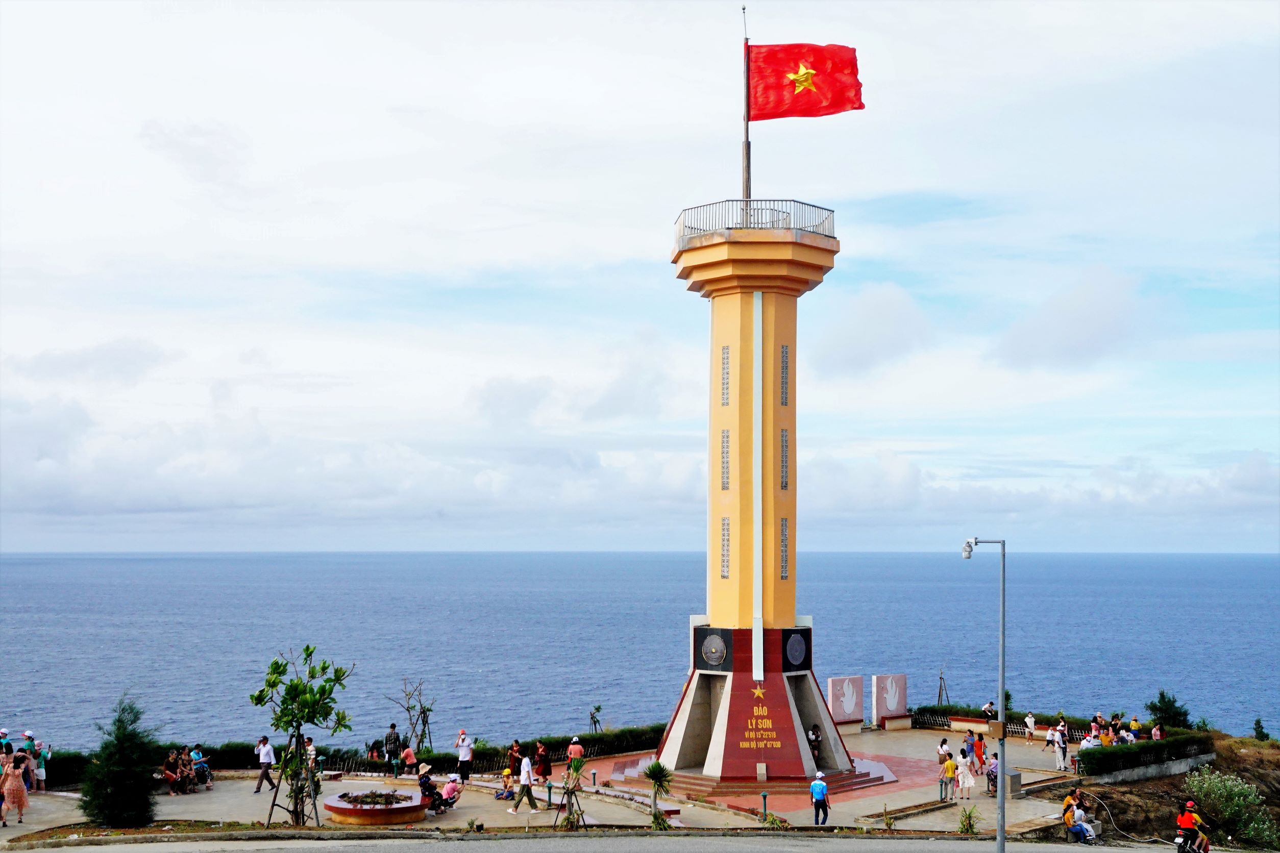 cột cờ Tổ quốc đảo Lý Sơn Không gian thoáng mát, trong lành tại cột cờ mang đến cảm giác thoải mái và thư giãn cho du khách