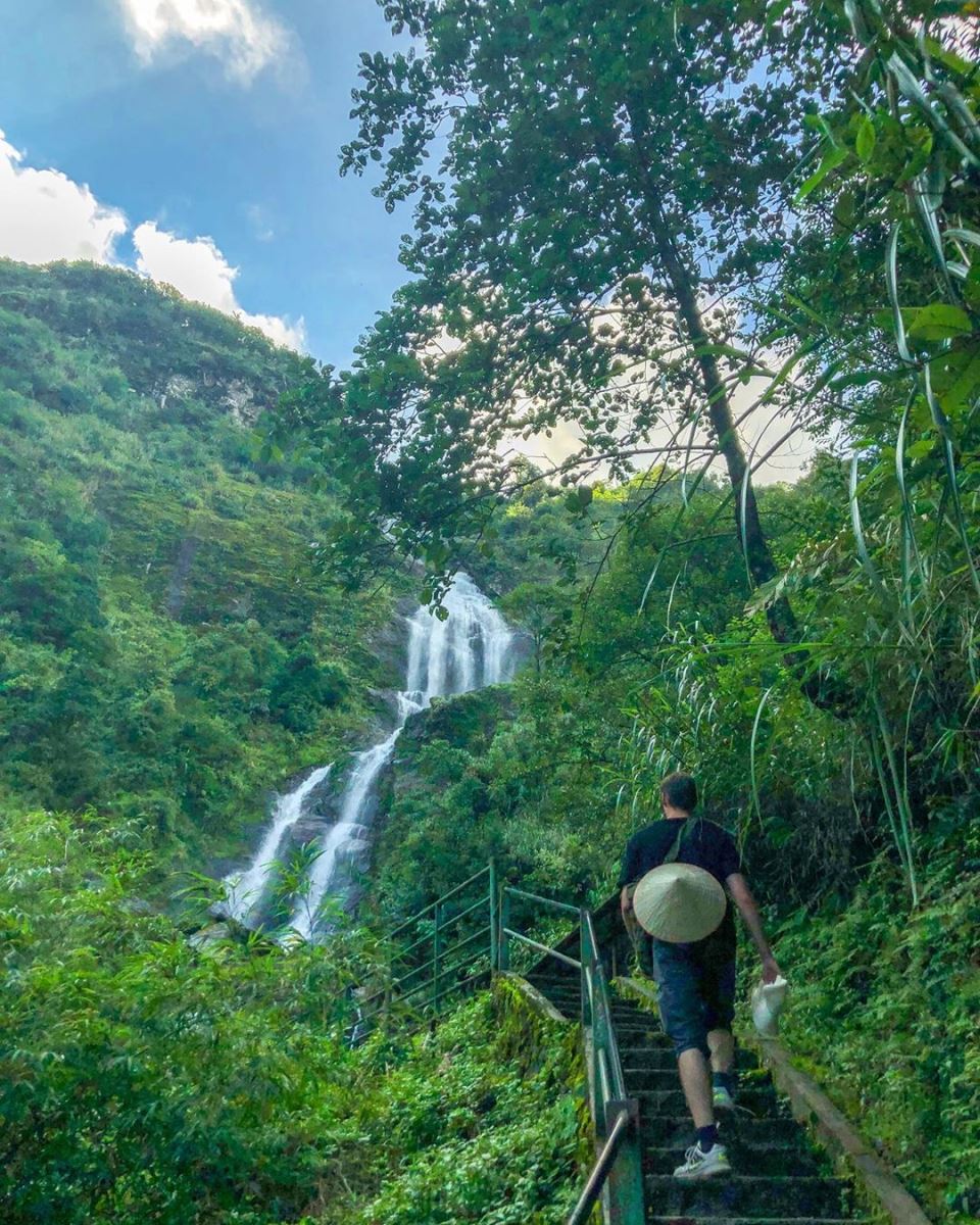 Cung đường dẫn đến thác Bạc