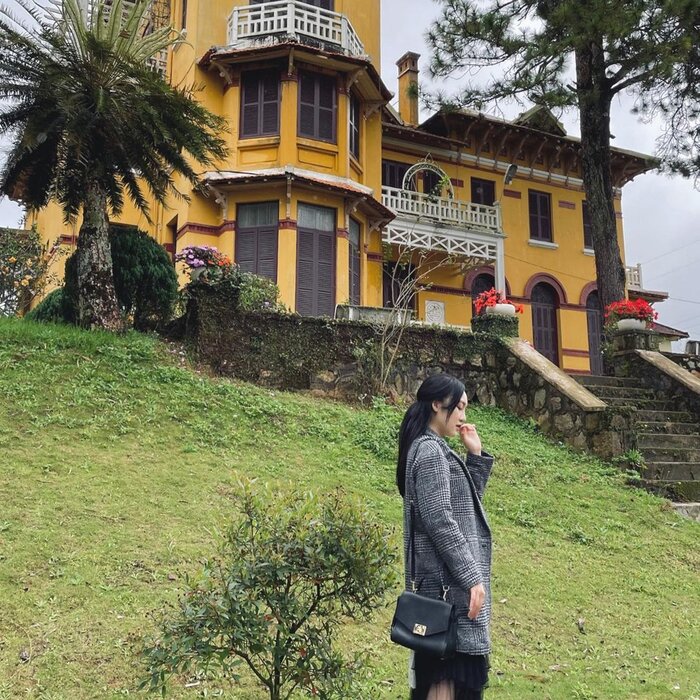 Cung Nam Phương Hoàng Hậu Khung cảnh thơ mộng phía trước Cung Nam Phương Hoàng Hậu