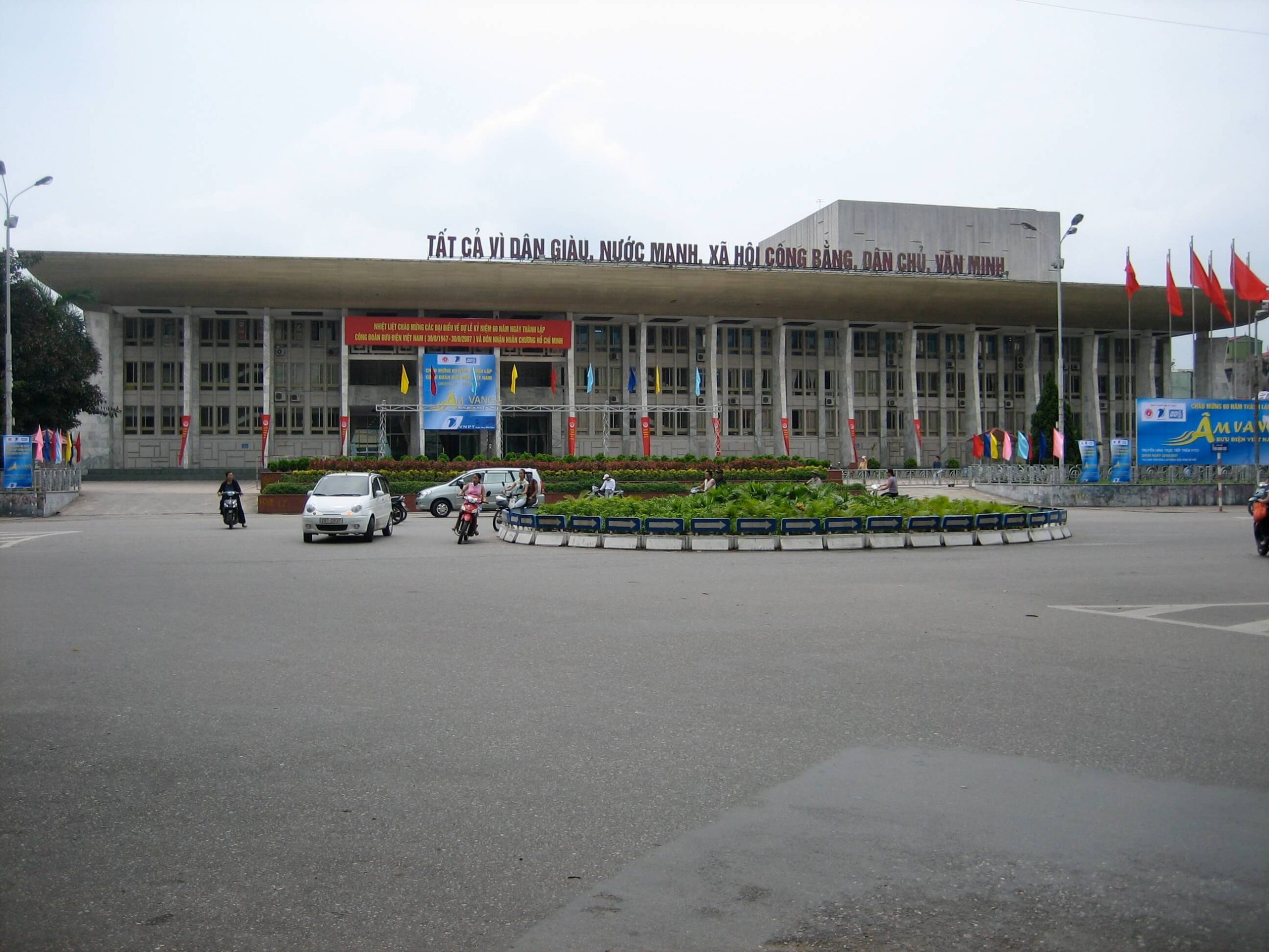 Toàn cảnh bên ngoài Cung Văn hóa Hữu nghị Việt Xô