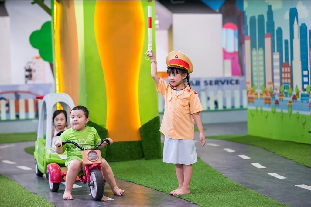 Bé tập làm cảnh sát giao thông tại VinKE