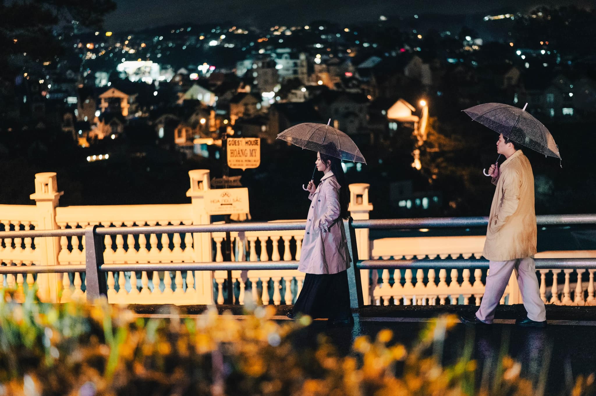 Mang sẵn ô và áo khoác cũng có thể giúp bạn có được những khung hình chuẩn “phim Hàn”