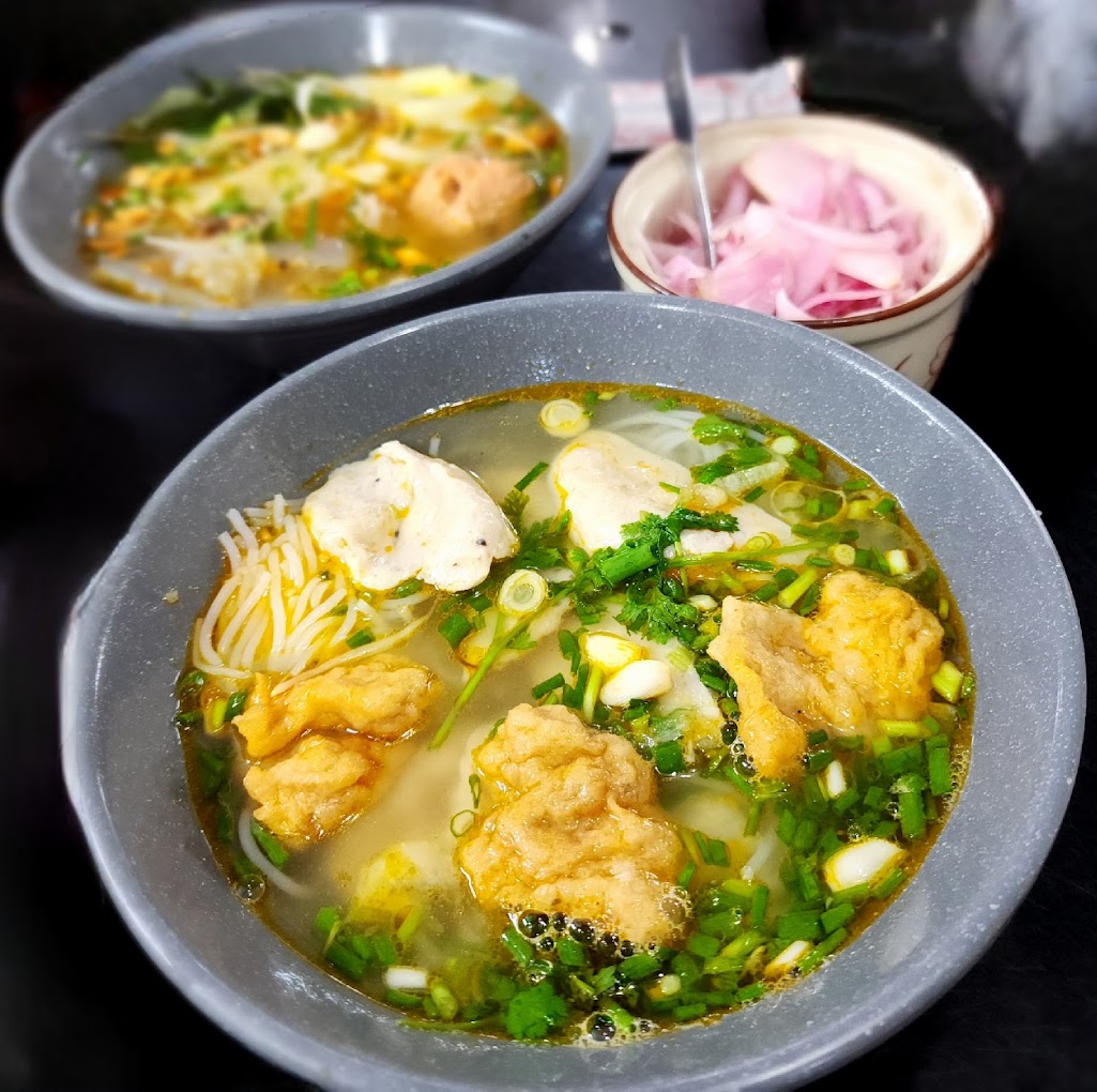 Dùng bữa sáng với món ăn đặc sản Bình Định - bún chả cá Quy Nhơn