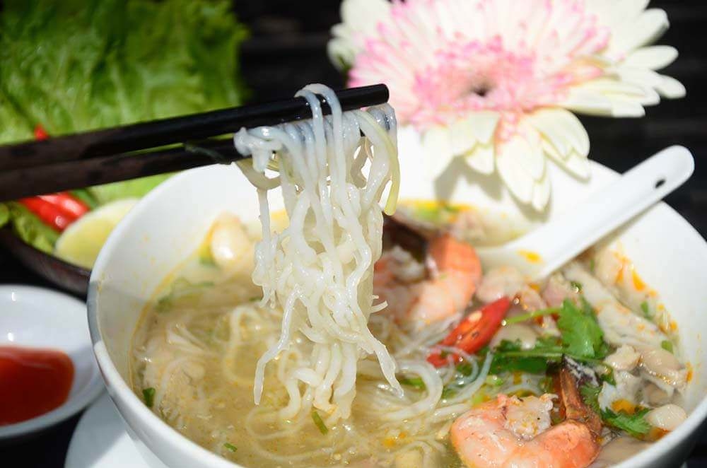 Bún Song Thằn thường được nấu hoặc xào với tôm, thịt nạc, lòng gà