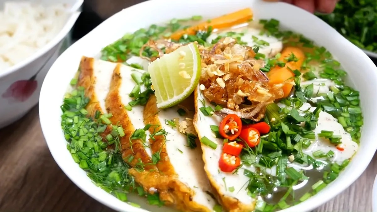Bánh canh chả cá - đặc sản Bình Định nổi tiếng với hương vị thanh ngọt, đậm đà 