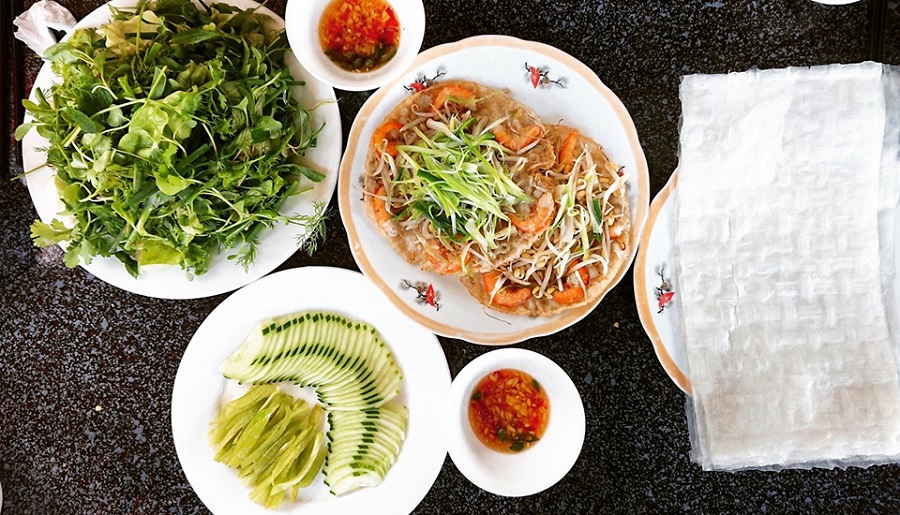 Bánh xèo tôm nhảy Quy Nhơn có lớp vỏ mỏng giòn và tôm đất tươi ngon