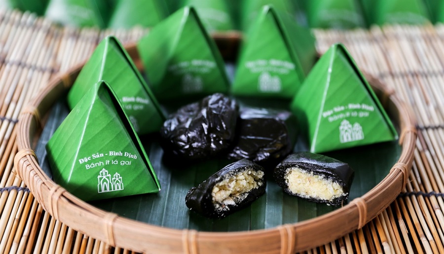 Đặc sản Bình Định bánh ít lá gai có vỏ dẻo mềm và nhân đậu xanh hoặc nhân dừa thơm béo