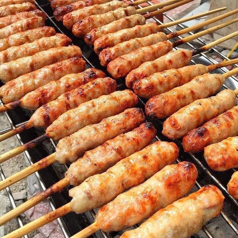 đặc sản Cam Ranh Nem nướng thơm phức, giá cả phải chăng