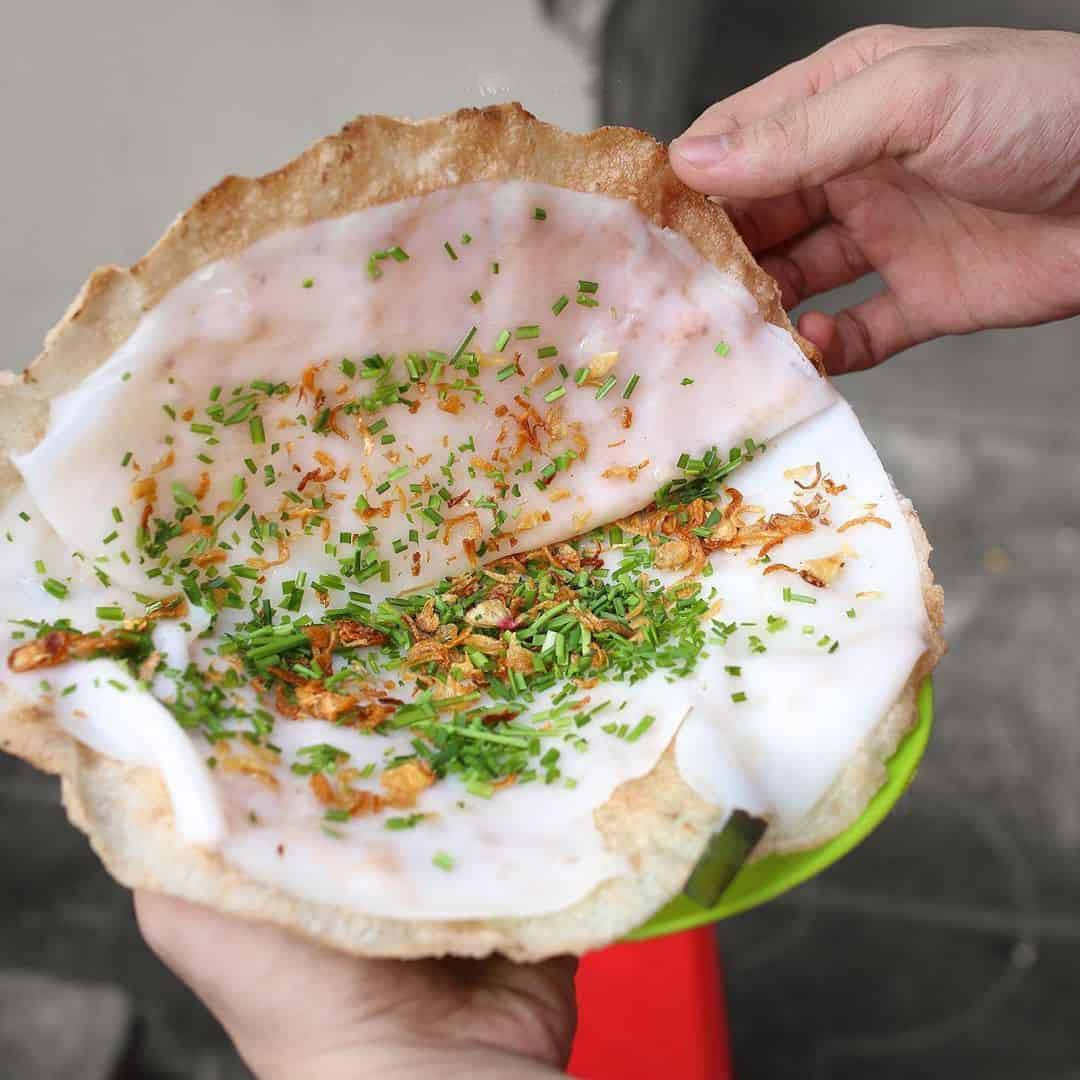 Bánh tráng đập là món ăn vặt quen thuộc của người dân Quảng Ngãi 