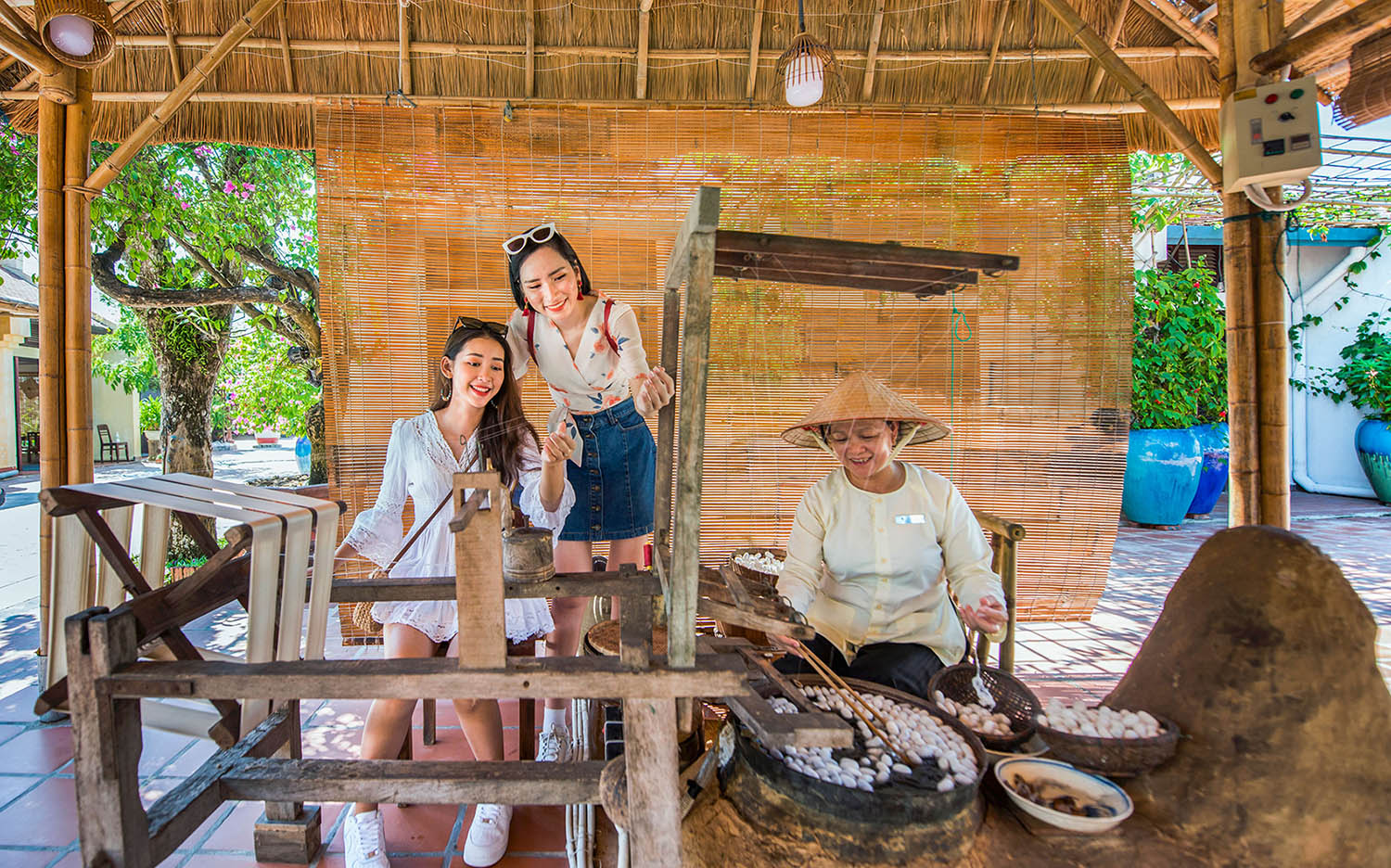 Trải nghiệm nhiều hoạt động làng nghề thú vị tại VinWonders Nam Hội An