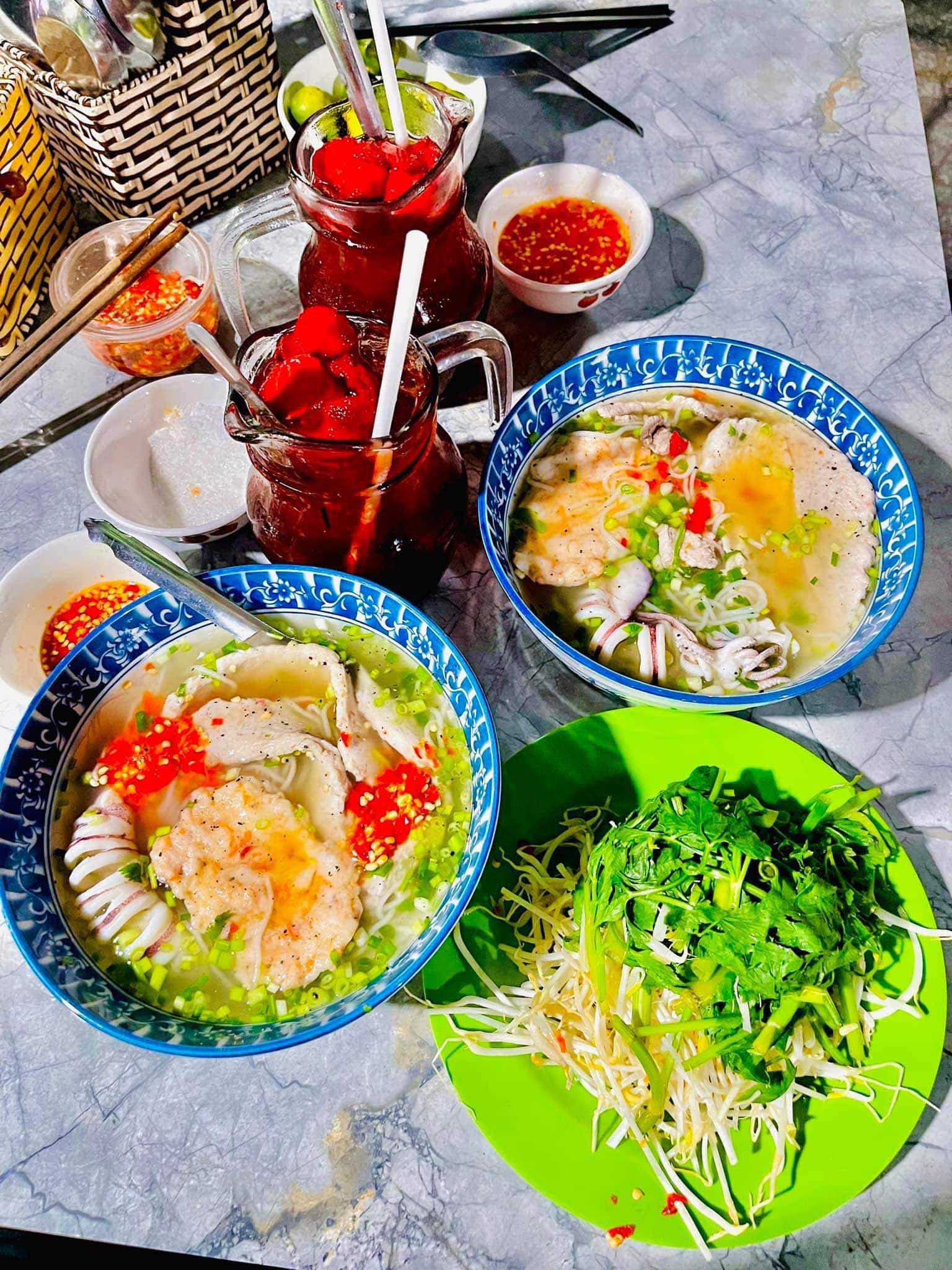 Đặc sản Rạch Giá Bún quậy thơm ngon với phần nước dùng ngọt thanh