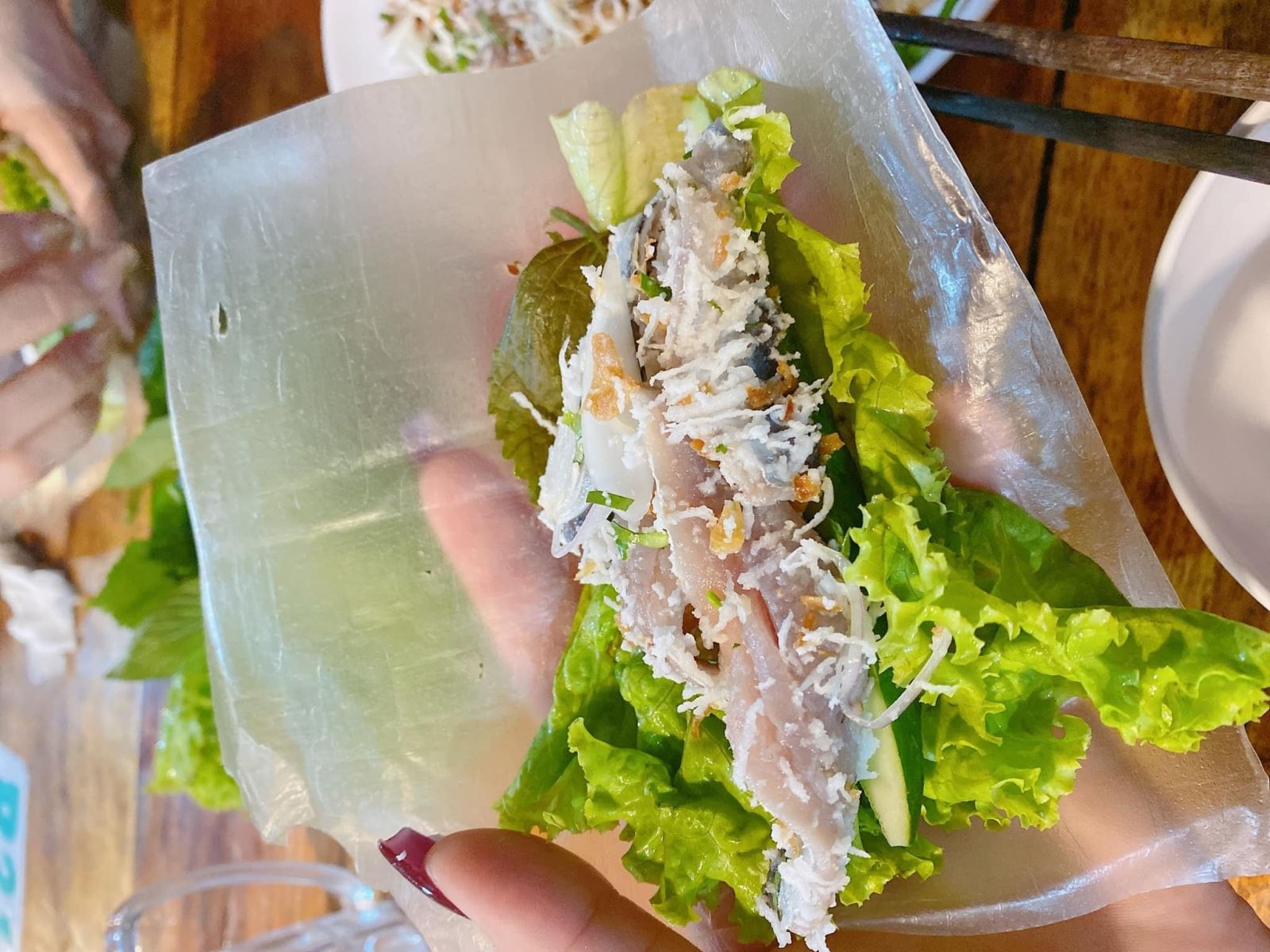 Đặc sản Rạch Giá Món gỏi cá trích siêu “bánh cuốn"