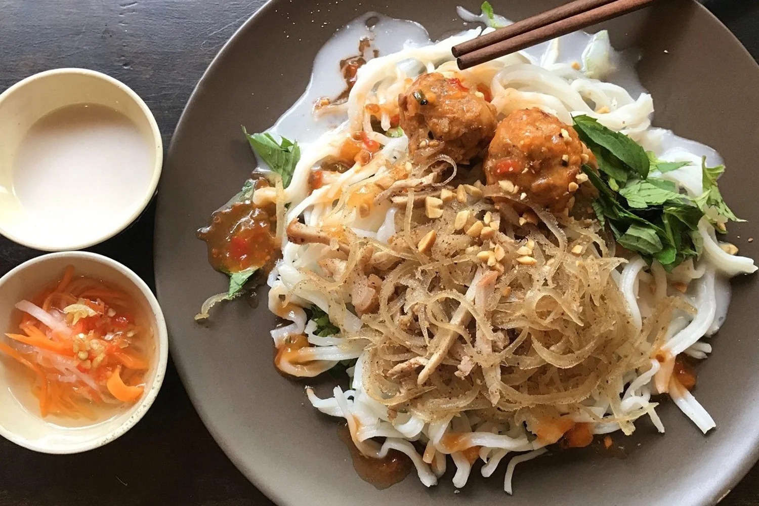 Đặc sản Rạch Giá Bánh tằm bì xíu mại có vị béo thơm của nước cốt dừa, giòn giòn của bì thịt