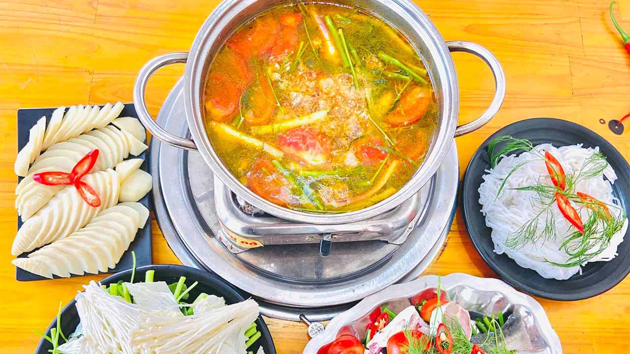 Đặc sản Rạch Giá Cá nhám nấu lẩu chua cùng sả nghệ