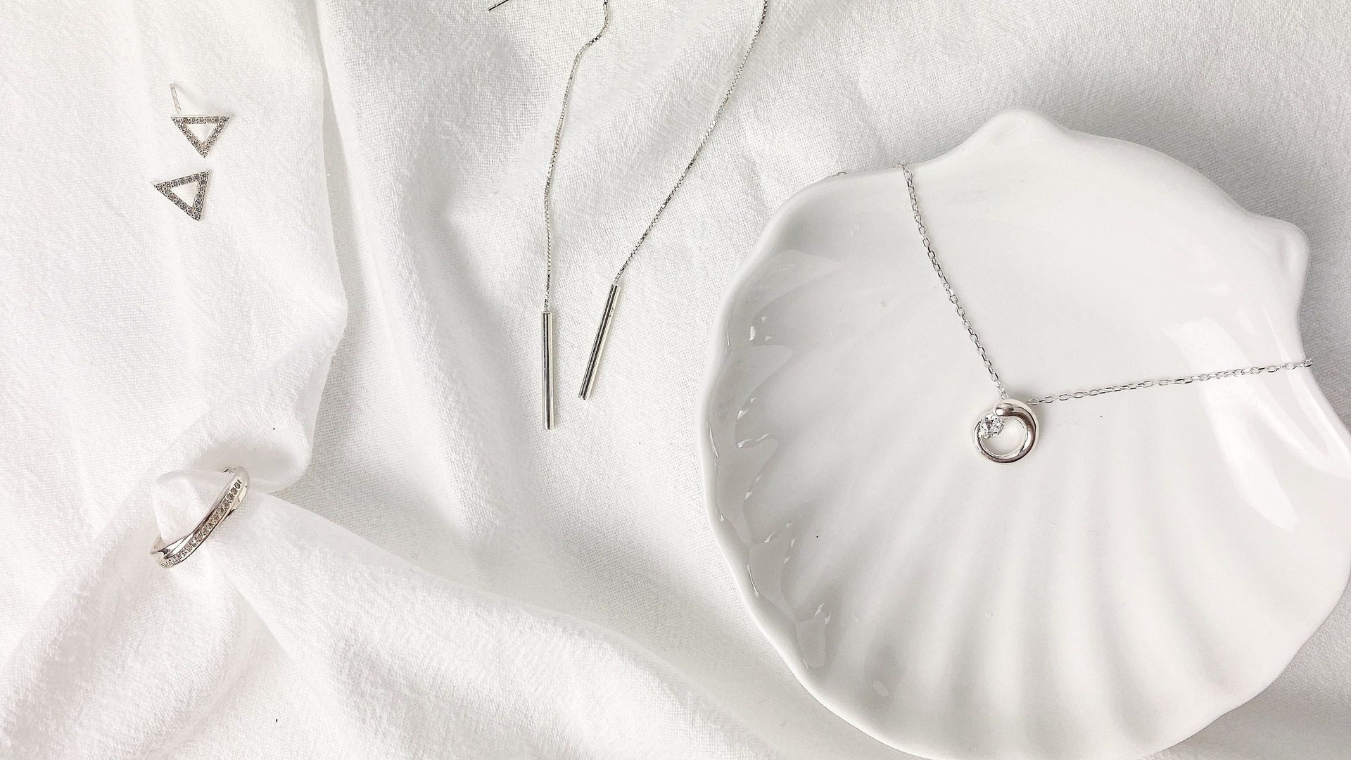 Đám cưới bạc là bao nhiêu năm Món quà không chỉ có ý nghĩa về mặt vật chất mà còn tượng trưng cho sự bền bỉ của một tình yêu đã trải qua 25 năm gắn bó