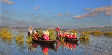 Xao xuyến trước vẻ đẹp yên bình ngập tràn hương sắc mây trời của đầm Trà Ổ