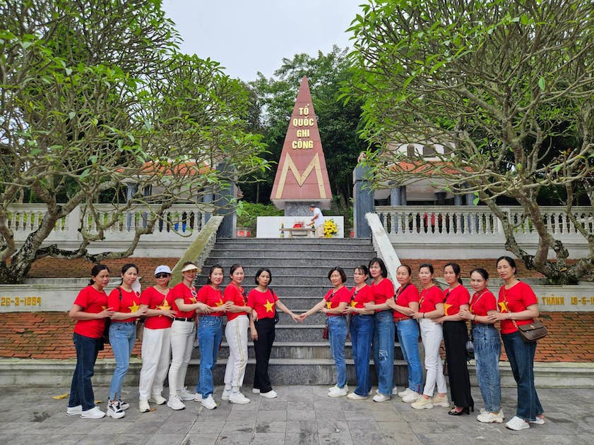 Đảo Hòn Mê Dâng hương tại đài tưởng niệm và vị trí máy bay rơi