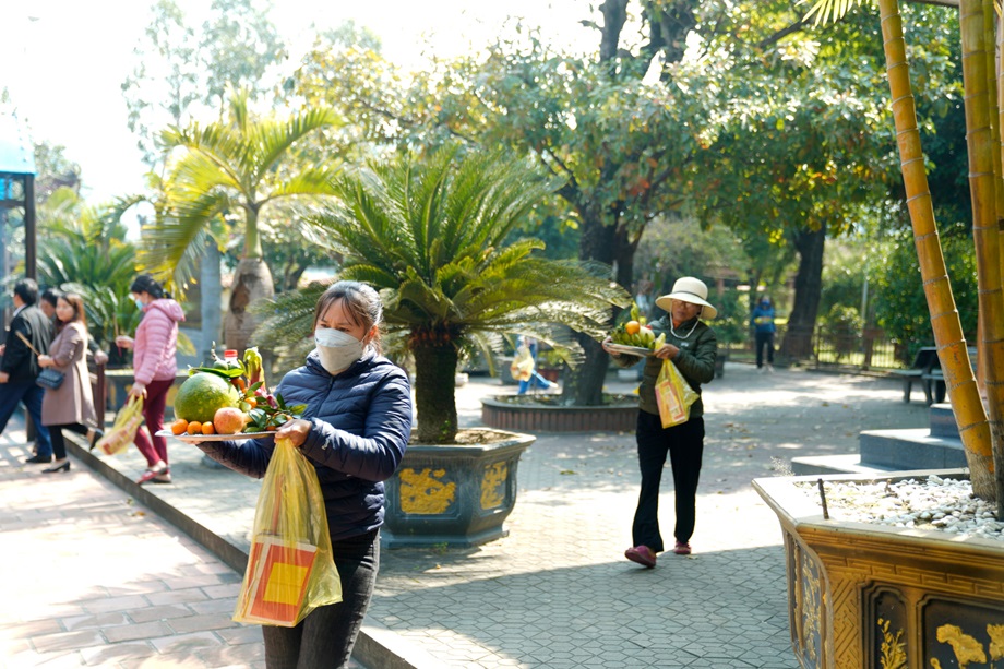 Dâng lễ viếng đền bà Nguyễn Thị Bích Châu