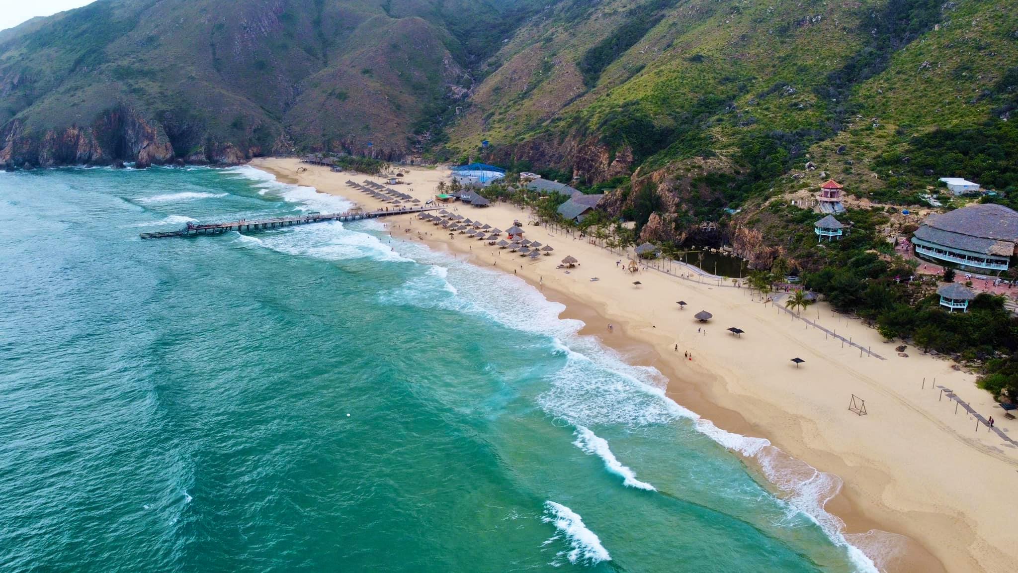 Ngất ngây trước bãi biển trải dài với bờ cát vàng óng ánh